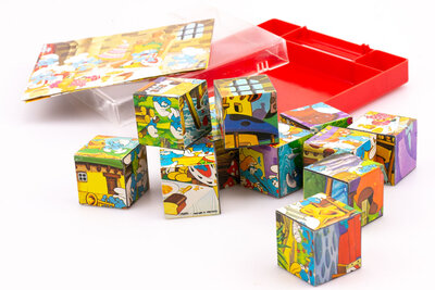 Jeu en cubes qui date de 1982 © Peyo et qui donne à l'enfant de réaliser 6 puzzles différents ( les 6 faces du cube). Traces d'usure normales du temps sur la boite, système de fermeture abimé