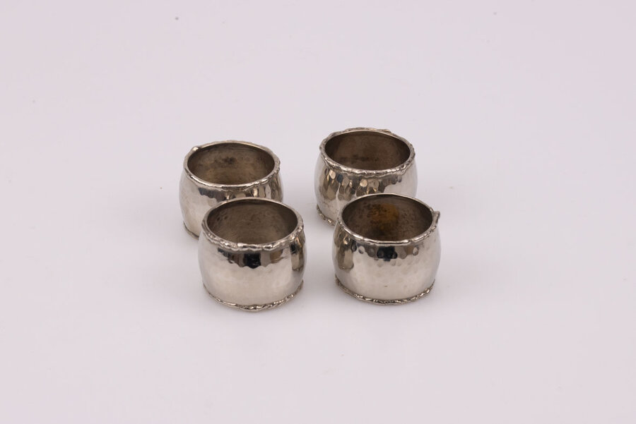 Ensemble de 4 ronds de serviette en métal dans leur emballage d'origine. 