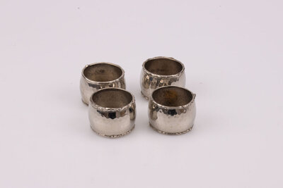 Ensemble de 4 ronds de serviette en métal dans leur emballage d'origine. 