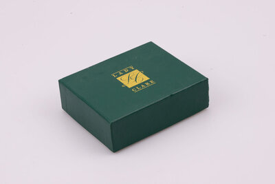  Six sous-verres traditionnels 'nature morte 17ème siècle' sur un fond peint noir avec des bords dorés à la main et un support en feutre vert fabriqué par l'entreprise Anglaise Lady Clare