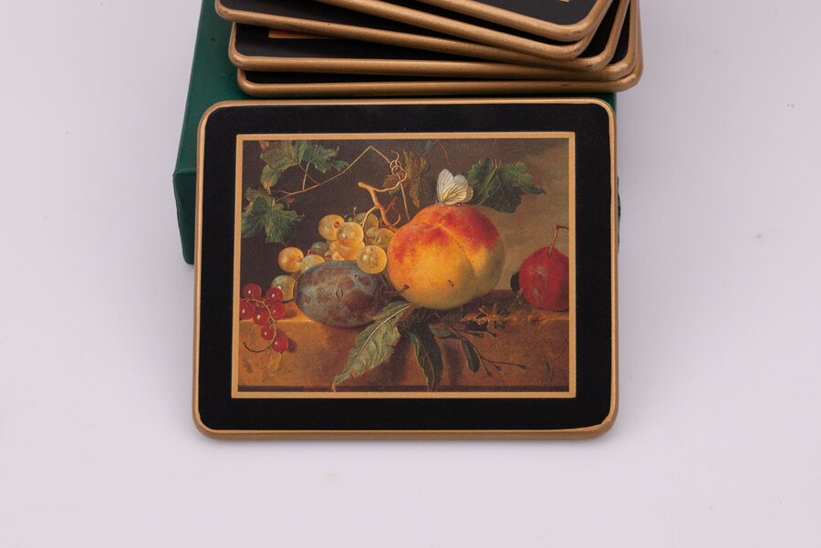  Six sous-verres traditionnels 'nature morte 17ème siècle' sur un fond peint noir avec des bords dorés à la main et un support en feutre vert fabriqué par l'entreprise Anglaise Lady Clare