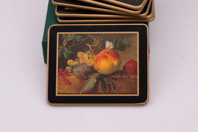  Six sous-verres traditionnels 'nature morte 17ème siècle' sur un fond peint noir avec des bords dorés à la main et un support en feutre vert fabriqué par l'entreprise Anglaise Lady Clare