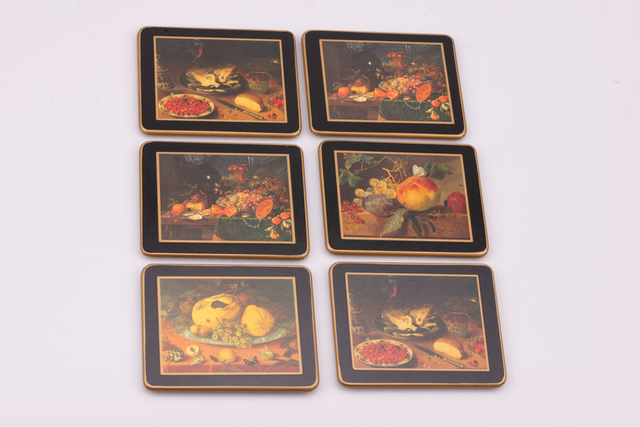 Six sous-verres traditionnels 'nature morte 17ème siècle' sur un fond peint noir avec des bords dorés à la main et un support en feutre vert fabriqué par l'entreprise Anglaise Lady Clare