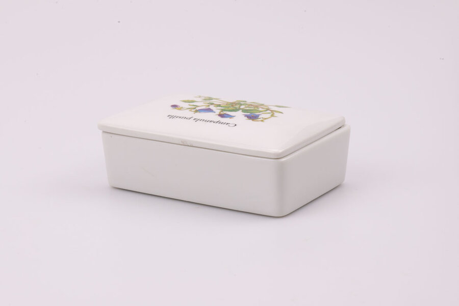 Boite avec couvercle en porcelaine 