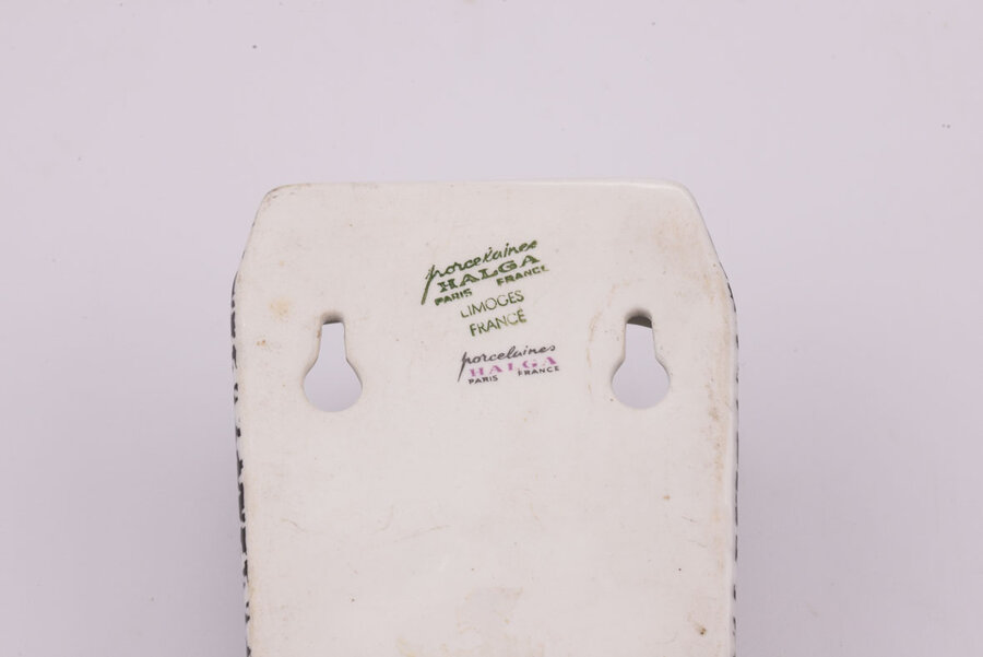 Ce porte brosse à dents en porcelaine de Limoges, Porcelaines Halga, est à fixer au mur