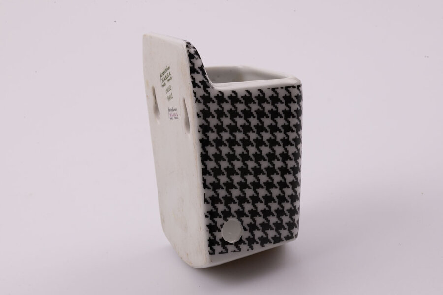 Ce porte brosse à dents en porcelaine de Limoges, Porcelaines Halga, est à fixer au mur