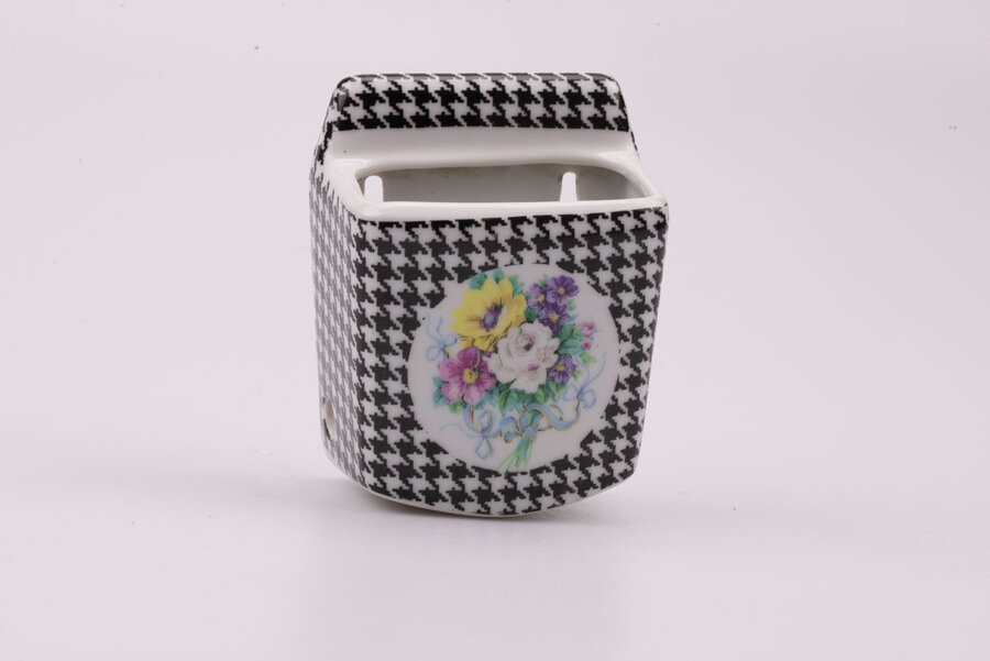 Ce porte brosse à dents en porcelaine de Limoges, Porcelaines Halga, est à fixer au mur