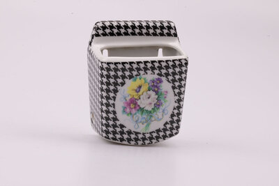 Ce porte brosse à dents en porcelaine de Limoges, Porcelaines Halga, est à fixer au mur