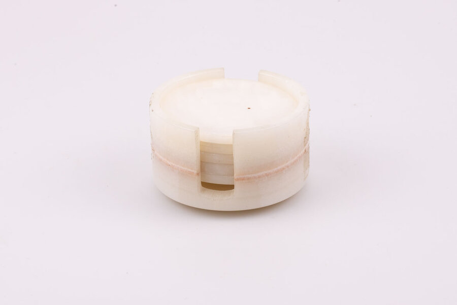 5 sous-verres en marbre et rassemblés dans un beau  présentoir