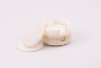 5 sous-verres en marbre et rassemblés dans un beau  présentoir