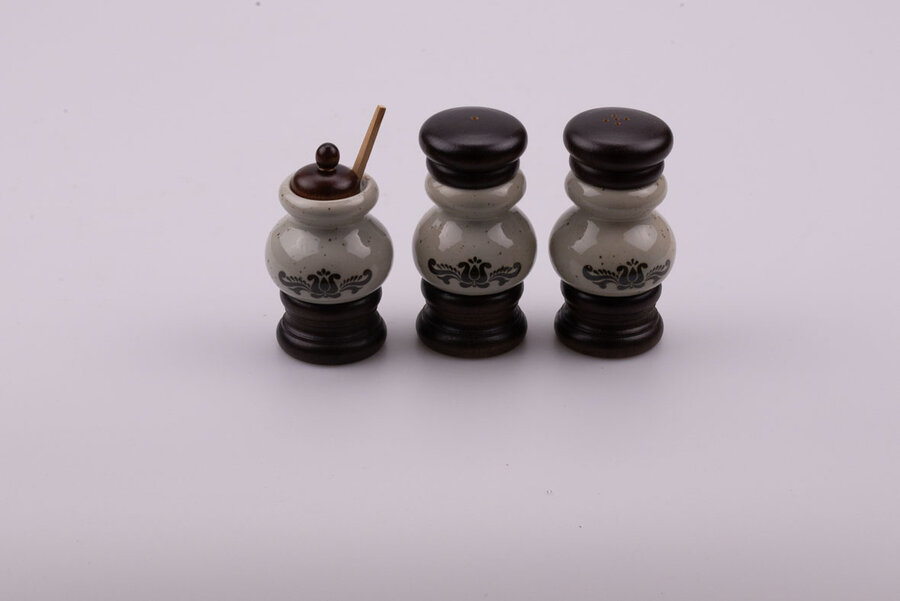 Poivrière et salière en porcelaine de couleur beige et brune avec un joli petit motif sur le milieu de l'objet. Le kit est vendu avec son emballage d'origine 