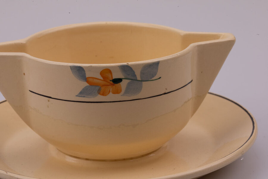 Objet ancien fabriqué dans le nord de la France, à Saint-Amand. Jolies fleurs peintes à la main qui donnent un bel effet rétro