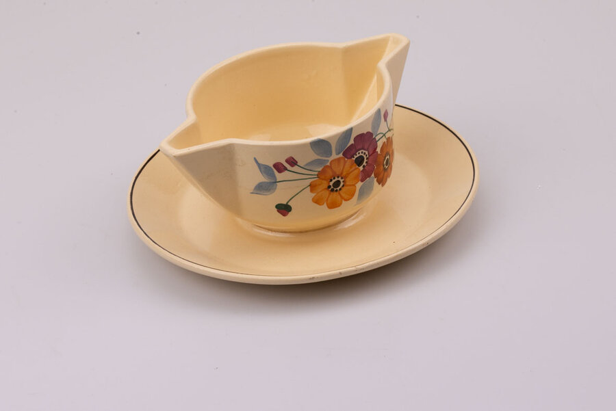 Objet ancien fabriqué dans le nord de la France, à Saint-Amand. Jolies fleurs peintes à la main qui donnent un bel effet rétro