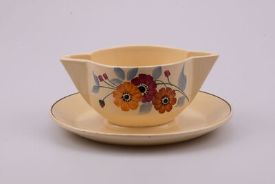 Objet ancien fabriqué dans le nord de la France, à Saint-Amand. Jolies fleurs peintes à la main qui donnent un bel effet rétro