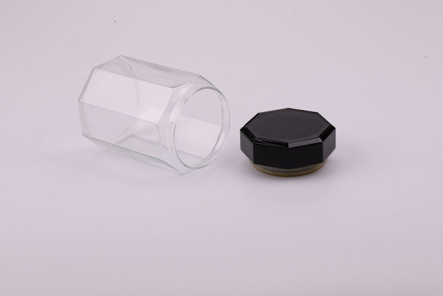 Pot moyen, hauteur de 18 cm, octogonal avec son couvercle noir en verre.