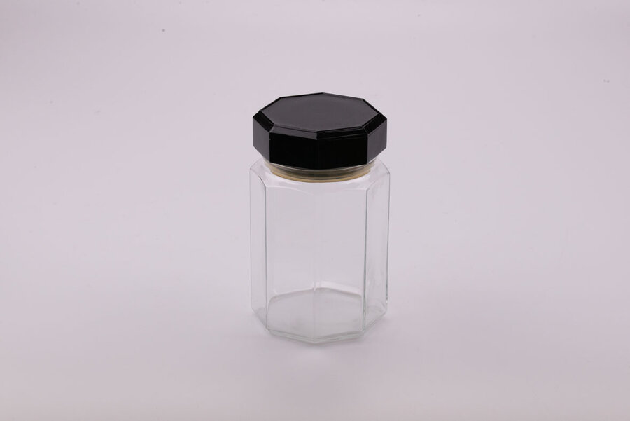 Pot moyen, hauteur de 18 cm, octogonal avec son couvercle noir en verre.
