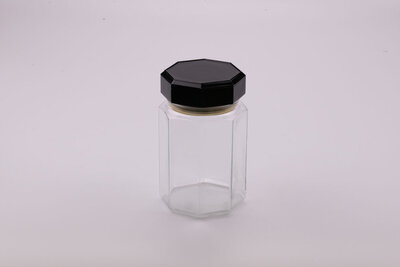 Pot moyen, hauteur de 18 cm, octogonal avec son couvercle noir en verre.