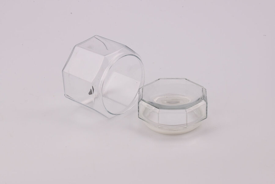Petit pot, hauteur de 11 cm, octogonal avec son couvercle en verre. Le couvercle a un joint