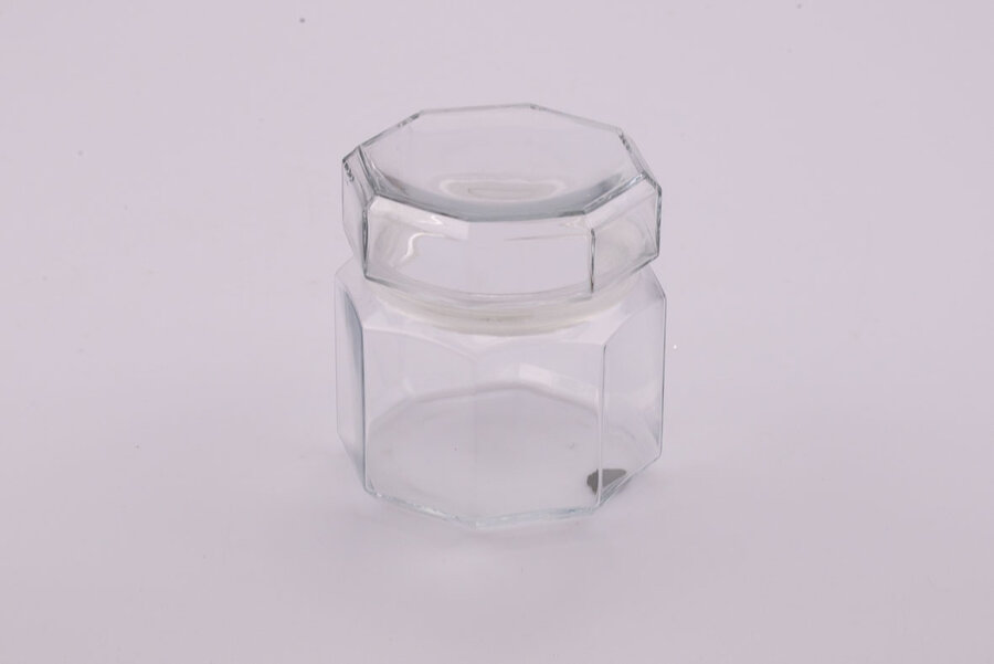 Petit pot, hauteur de 11 cm, octogonal avec son couvercle en verre. Le couvercle a un joint