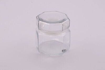 Petit pot, hauteur de 11 cm, octogonal avec son couvercle en verre. Le couvercle a un joint