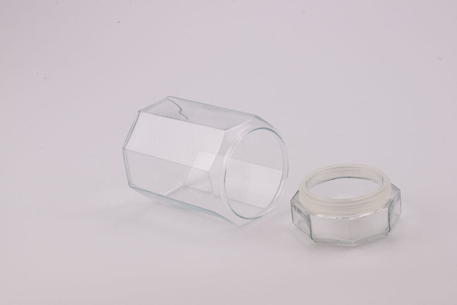 Pot moyen, 18 cm, octogonal avec son couvercle en verre. Le couvercle a un joint.