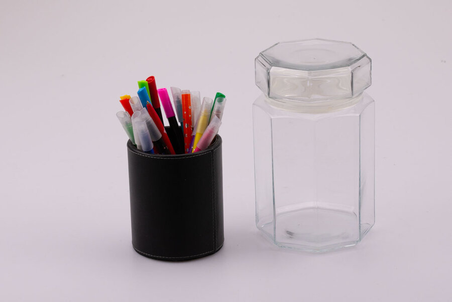 Pot moyen, 18 cm, octogonal avec son couvercle en verre. Le couvercle a un joint.