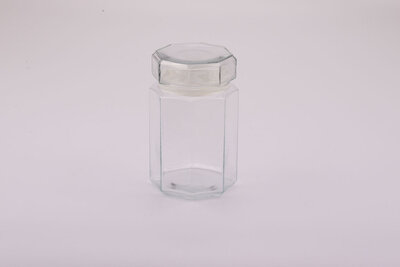 Pot moyen, 18 cm, octogonal avec son couvercle en verre. Le couvercle a un joint.