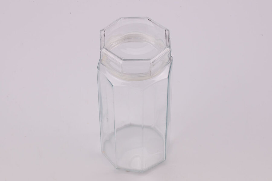 Pot haut, 24 cm, octogonal avec son couvercle en verre. Le couvercle a un joint