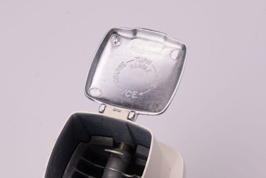 Broyeur à glace manuel vintage pour faire votre glace pilée à la maison et avec facilité