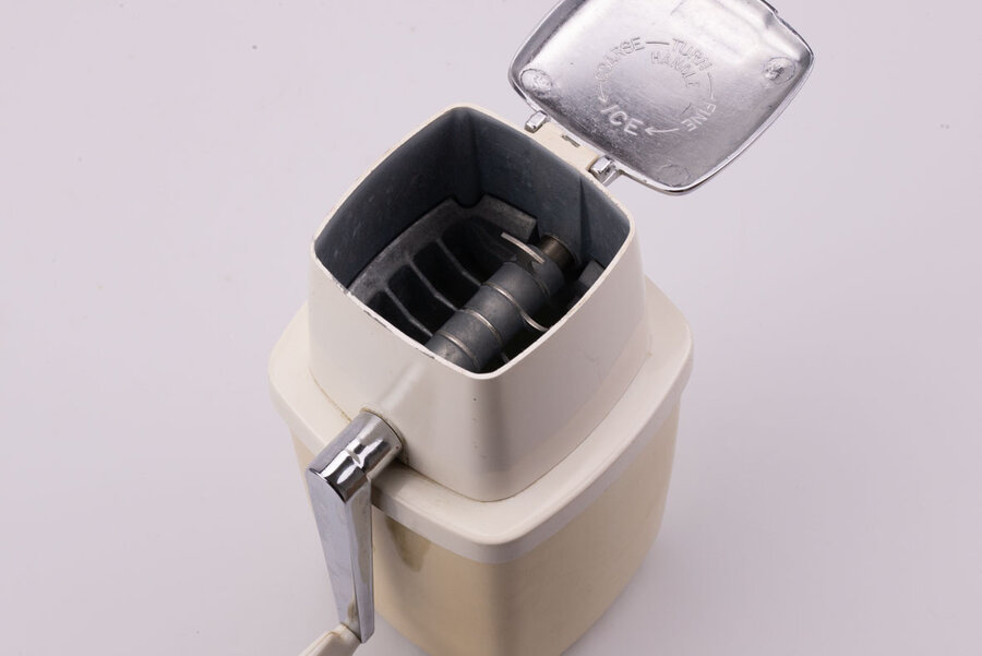 Broyeur à glace manuel vintage pour faire votre glace pilée à la maison et avec facilité
