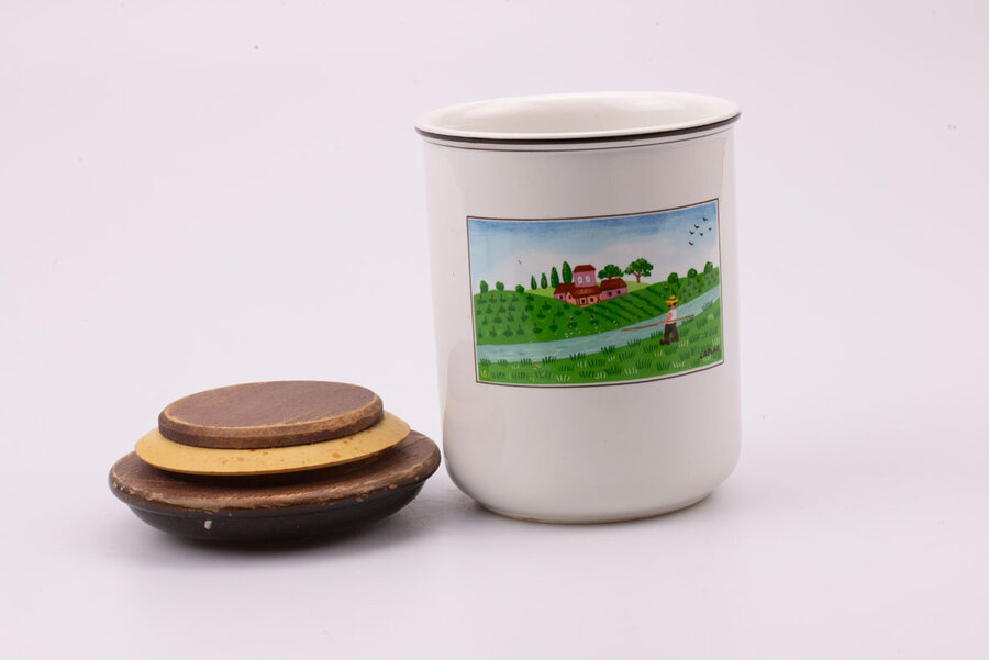 Pot en porcelaine avec couvercle en bois de Villeroy & Boch, décor naïf par Laplau