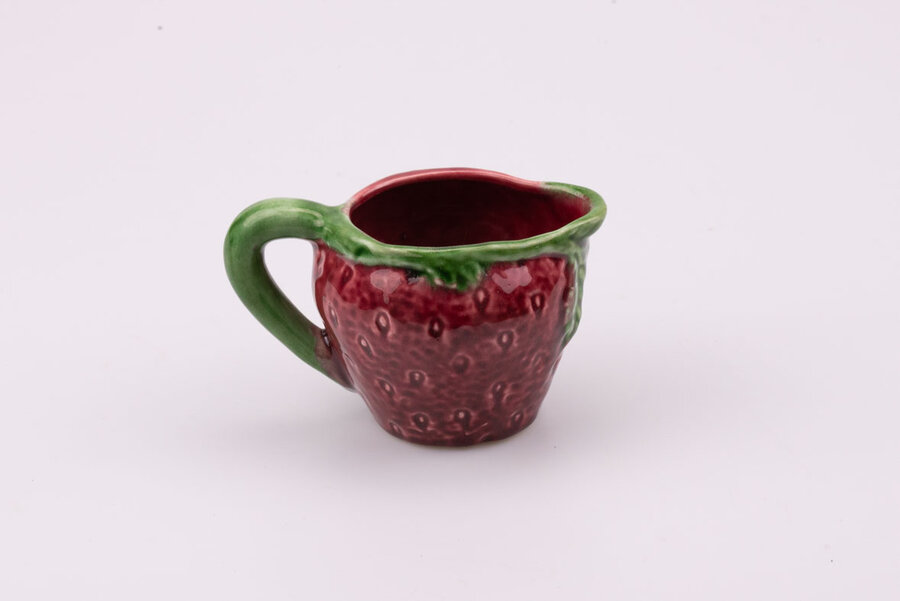 Pot à lait en forme de fraise