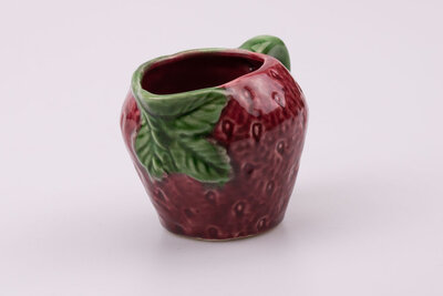 Pot à lait en forme de fraise