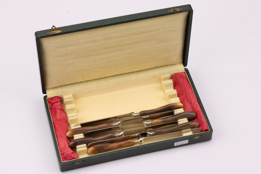 6 couteaux à beurre en inox avec un manche dans des nuances brunes foncées et claires. Malheureusement, l'objet est fourni dans sa boite d'origine mais n'est pas complète