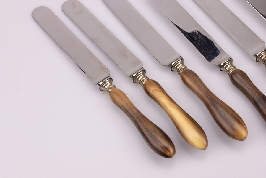 6 couteaux à beurre en inox avec un manche dans des nuances brunes foncées et claires. Malheureusement, l'objet est fourni dans sa boite d'origine mais n'est pas complète