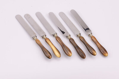 6 couteaux à beurre en inox avec un manche dans des nuances brunes foncées et claires. Malheureusement, l'objet est fourni dans sa boite d'origine mais n'est pas complète