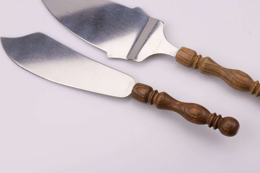 Pelle et couteau à tarte en inox et bois