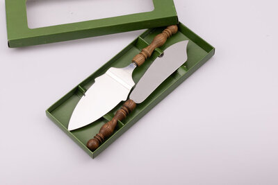 Couverts à tarte avec un couteau, une pelle en acier inoxydable et un manche en bois. Fourni dans sa boite d'origine