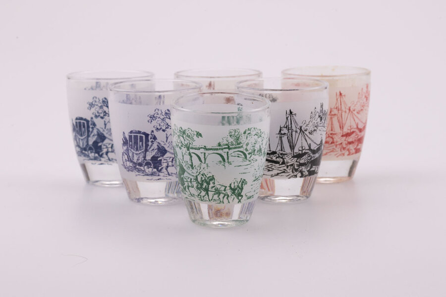 Service à liqueur en cristal d'Arques avec 1 bouteille et 6 petits verres dans leur boite d'origine. Sur chacun des objets, il y a des dessins bleus, rouges, verts ou bruns représentant un paysage