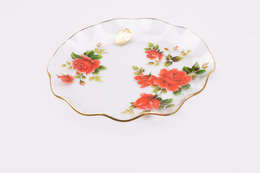 Plat en verre au bord doré