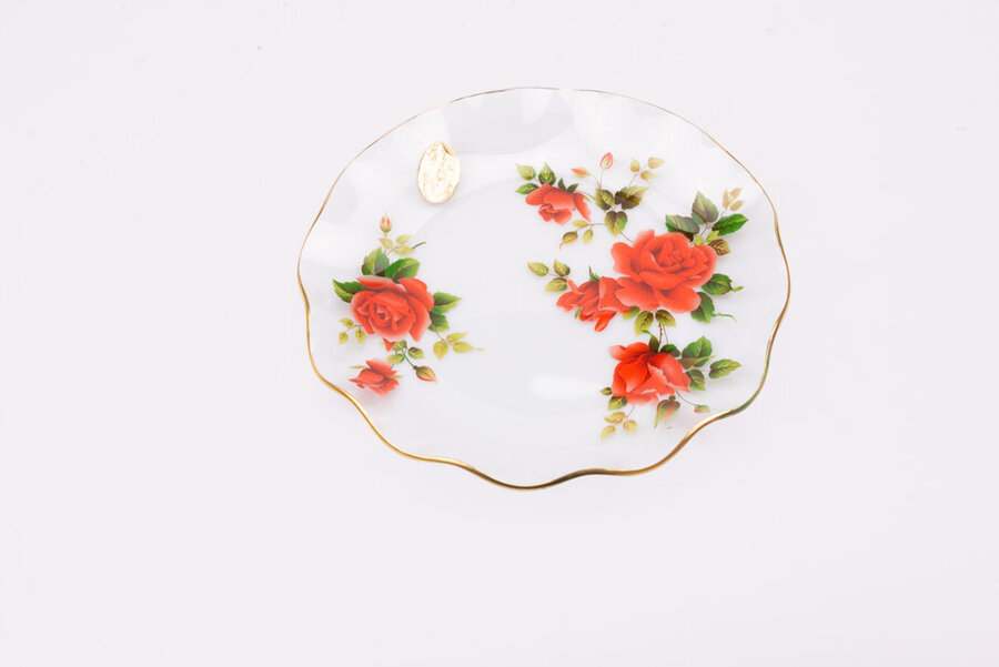 Plat en verre au bord doré