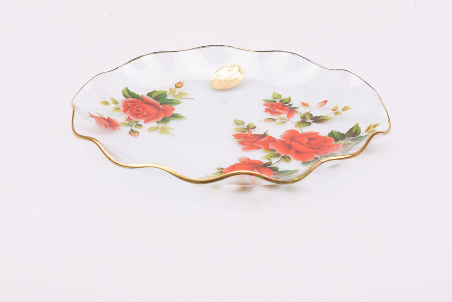 Plat en verre au bord doré