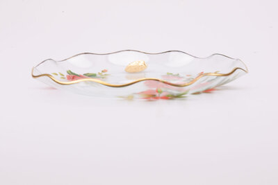  plat en verre transparent avec des motifs de fleurs rouges et un splendide liseré doré sur l'extrémité de l'objet