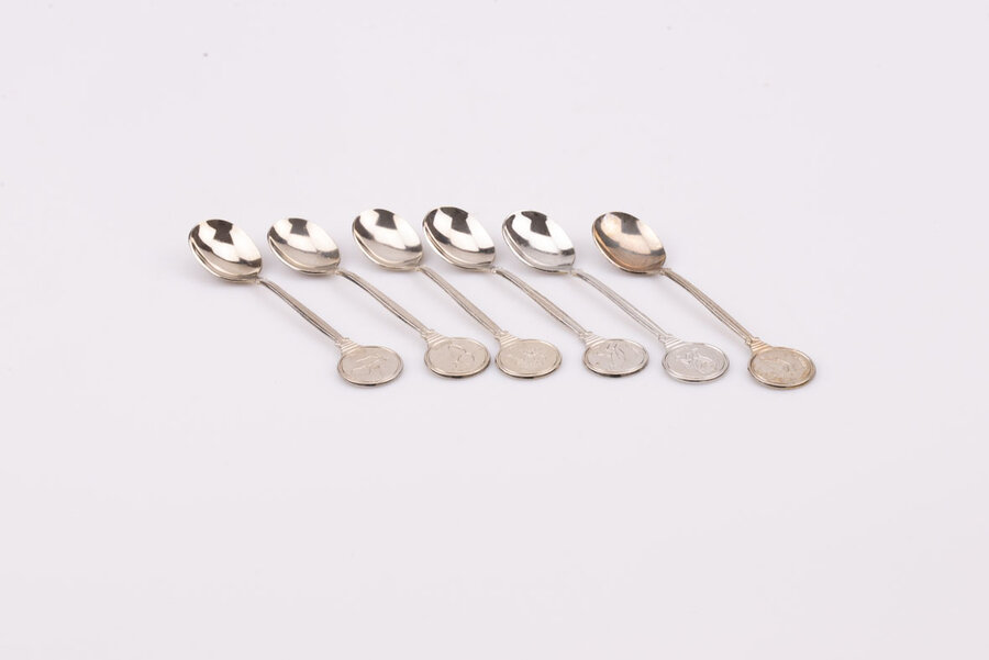  kit de 6 cuillères à dessert. 