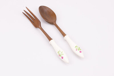 cuillère et fourchette en bois avec le manche en porcelaine 