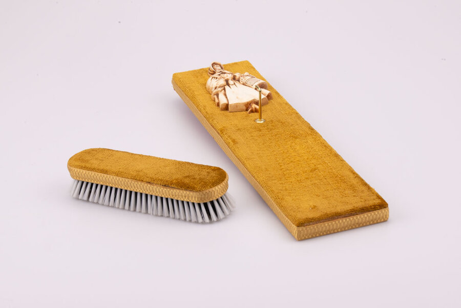 Brosse à vêtement avec support mural