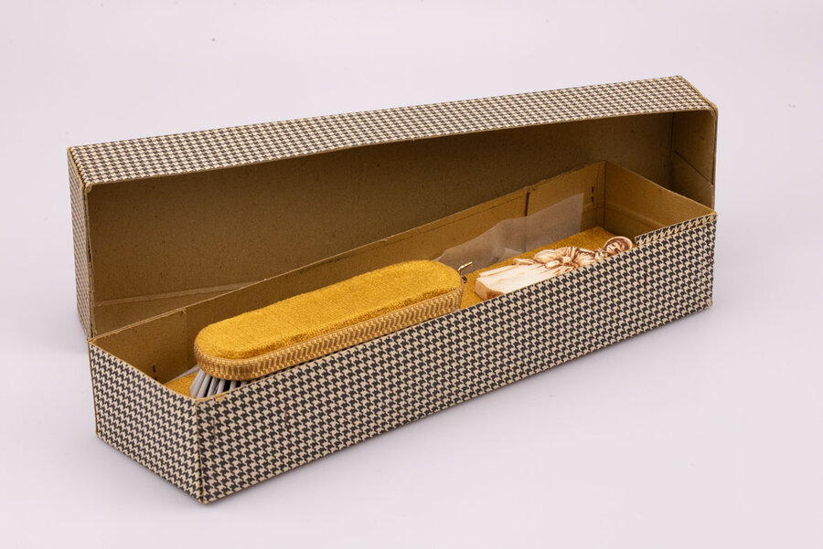  brosse à vêtement accrochable au mur dans des tonalités jaunâtres fournie dans sa boite d'origine