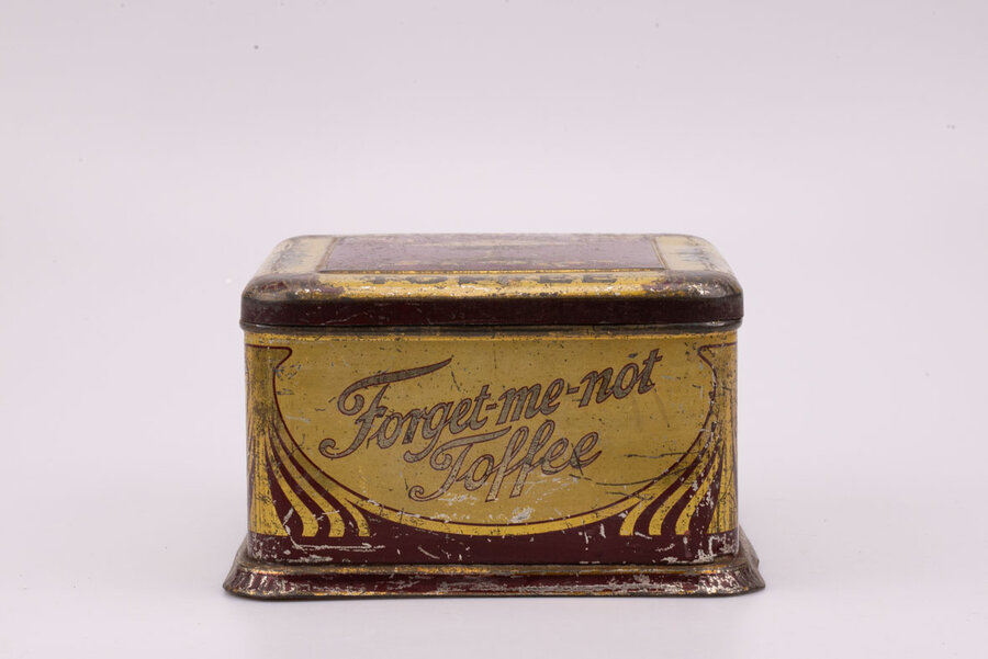 Ancienne boite en métal avec des teintes beiges et brunes de la marque Forget me not pour des Toffee