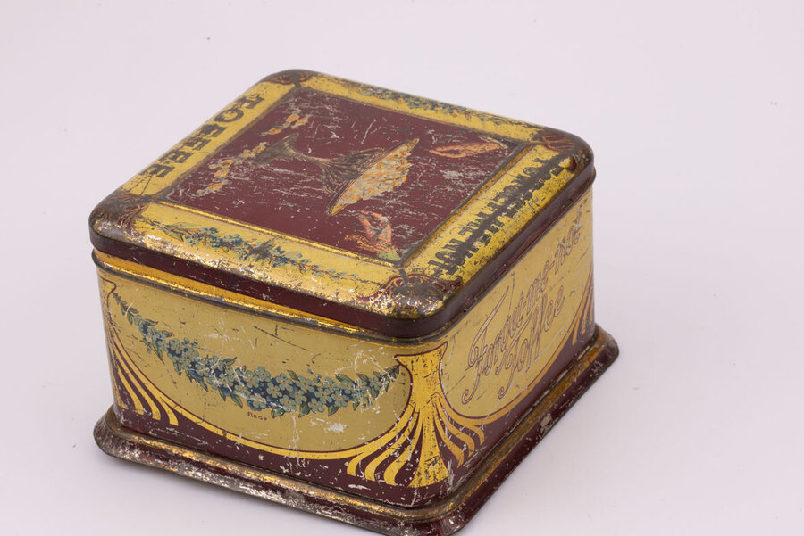Ancienne boite en métal avec des teintes beiges et brunes de la marque Forget me not pour des Toffee