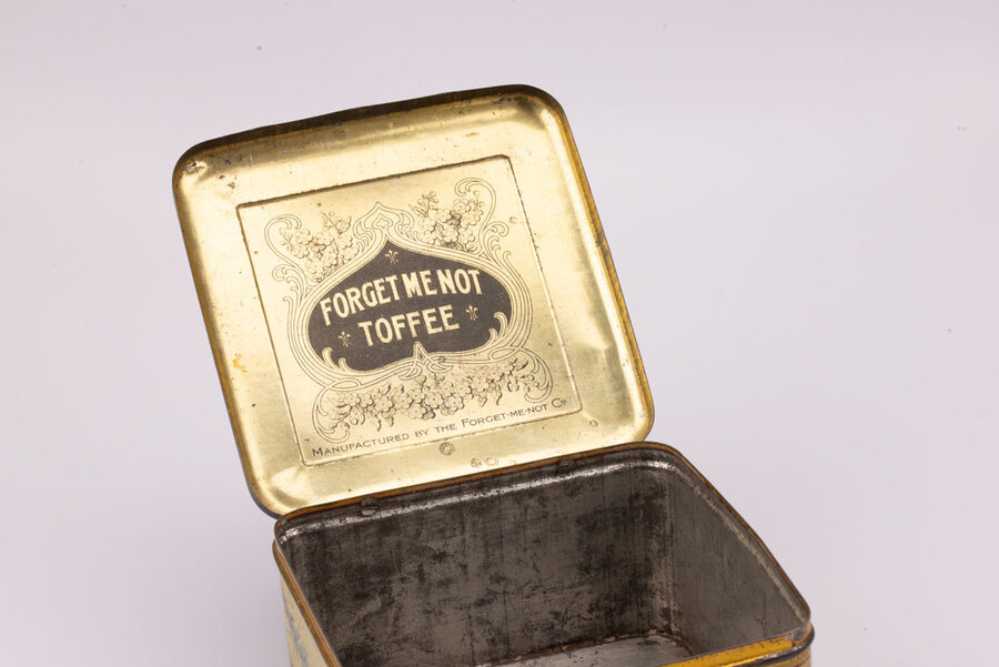 Ancienne boite en métal avec des teintes beiges et brunes de la marque Forget me not pour des Toffee